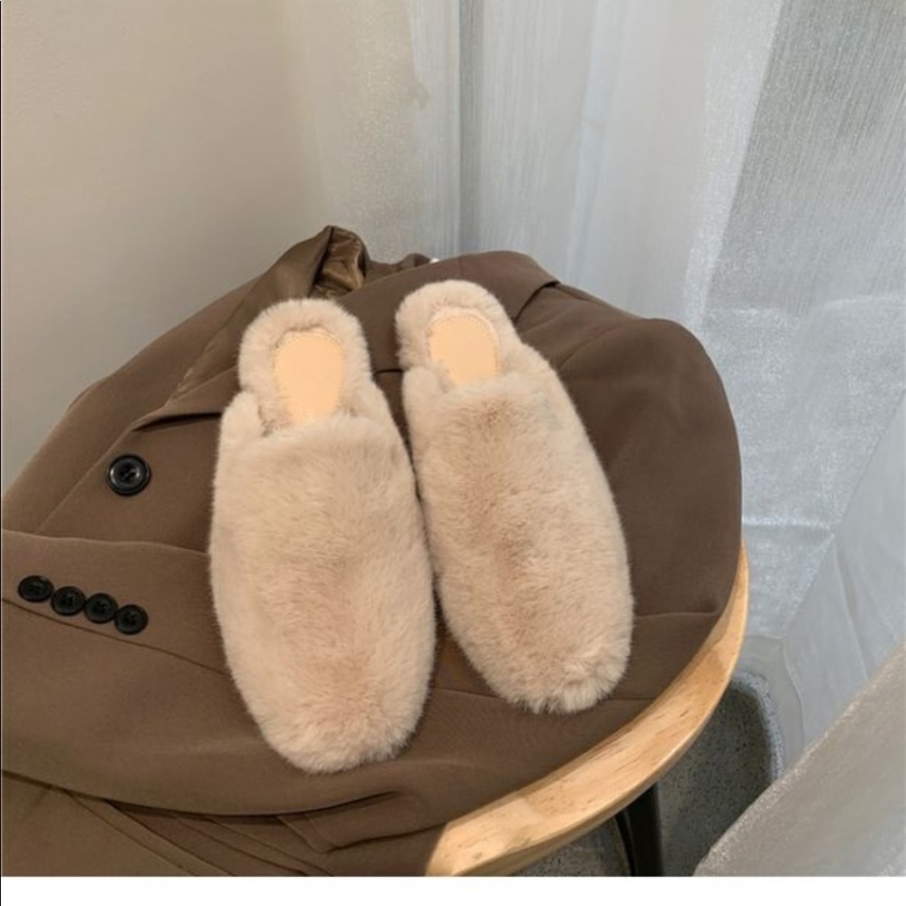 New Beige fur slipper outdoor indoor size 8